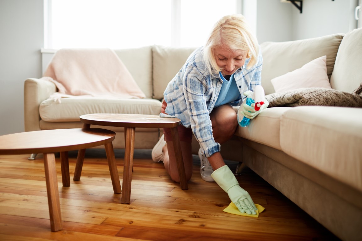 house-cleaning-worker-wiping-floor-with-napkin-XJWUCQH (Stredné)